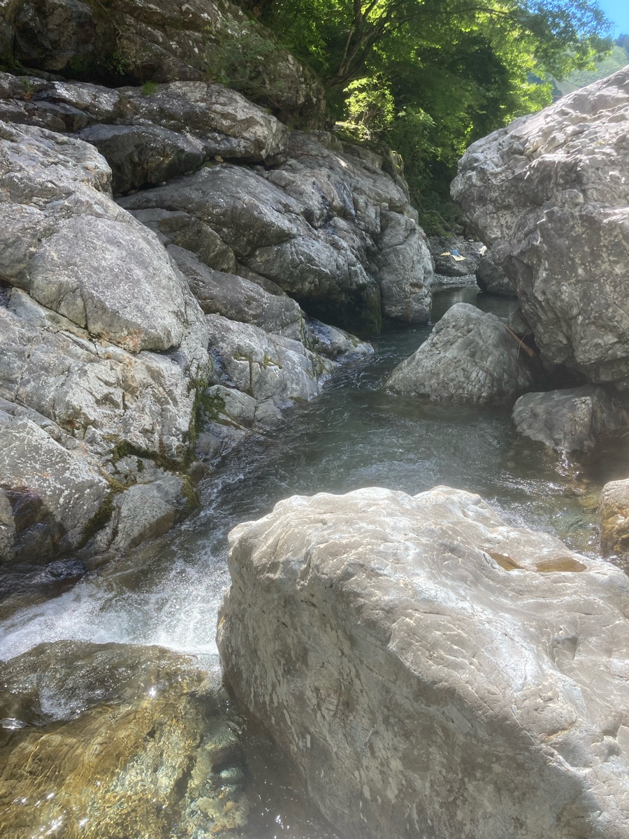 岩の間を流れる澄んだ川