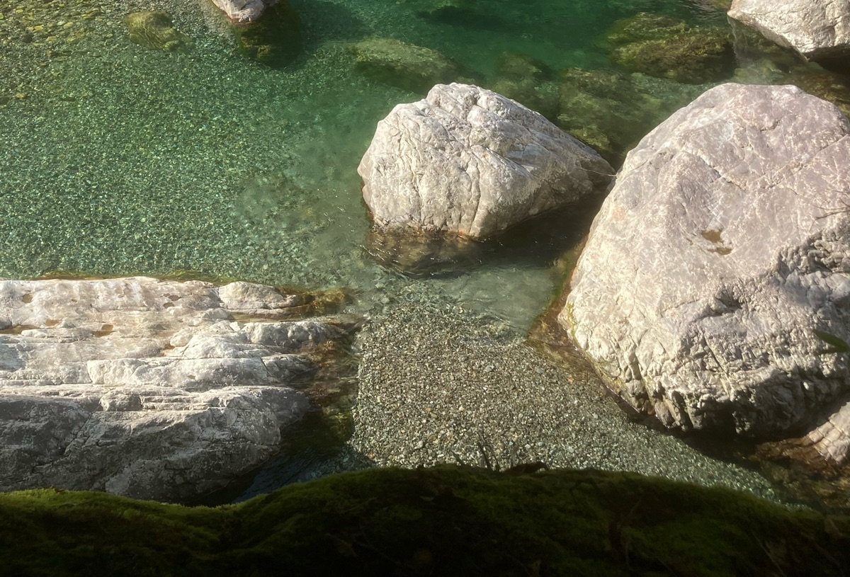 澄んだ淵と白い岩