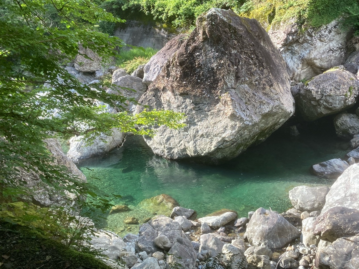 巨大な岩と緑色の水
